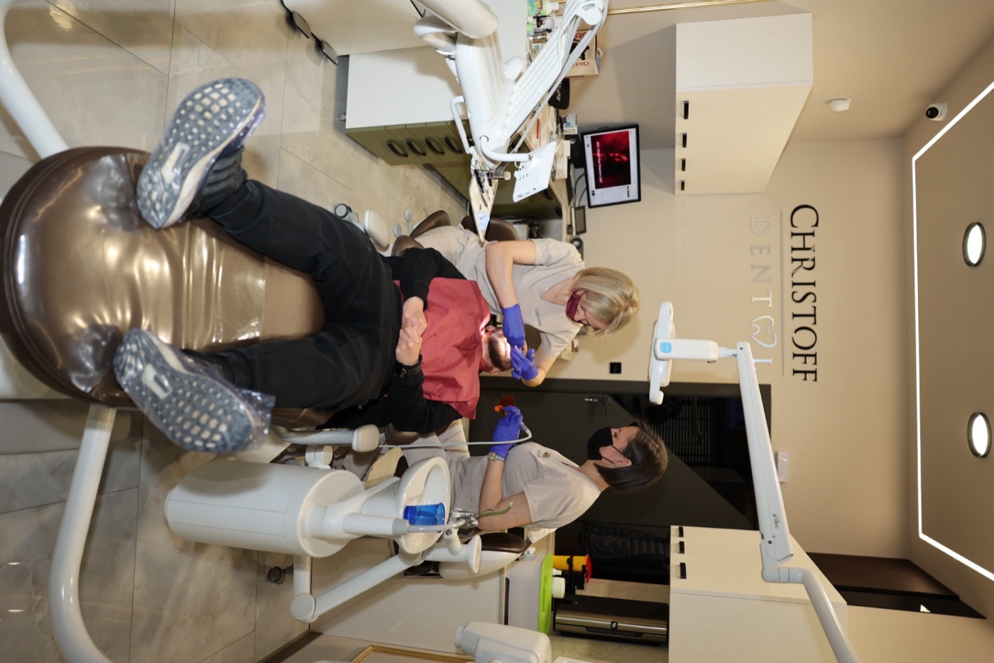 Екипът на Christoff Dental по време на процедура